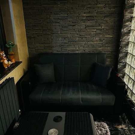 Lovely 1 Bedroom Flat In A 2 Ground Floor House Крайова Экстерьер фото