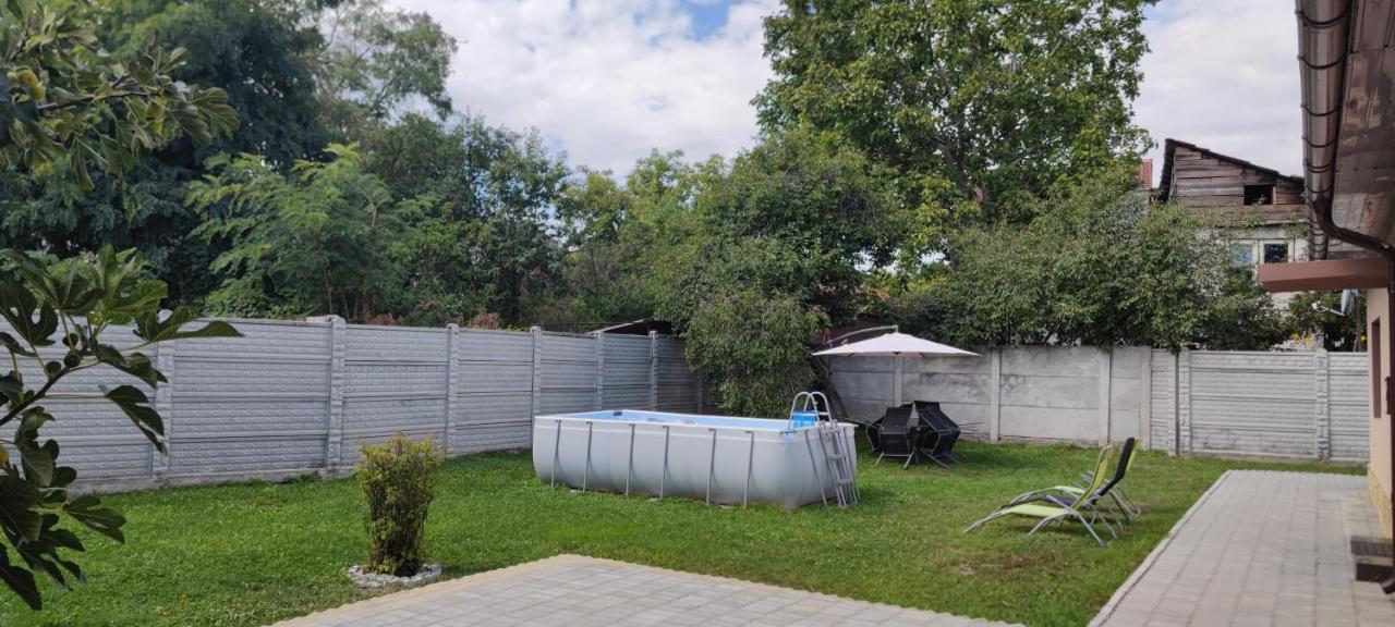 Lovely 1 Bedroom Flat In A 2 Ground Floor House Крайова Экстерьер фото