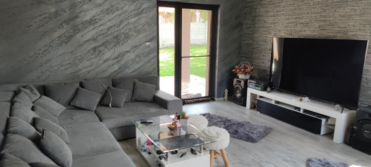 Lovely 1 Bedroom Flat In A 2 Ground Floor House Крайова Экстерьер фото