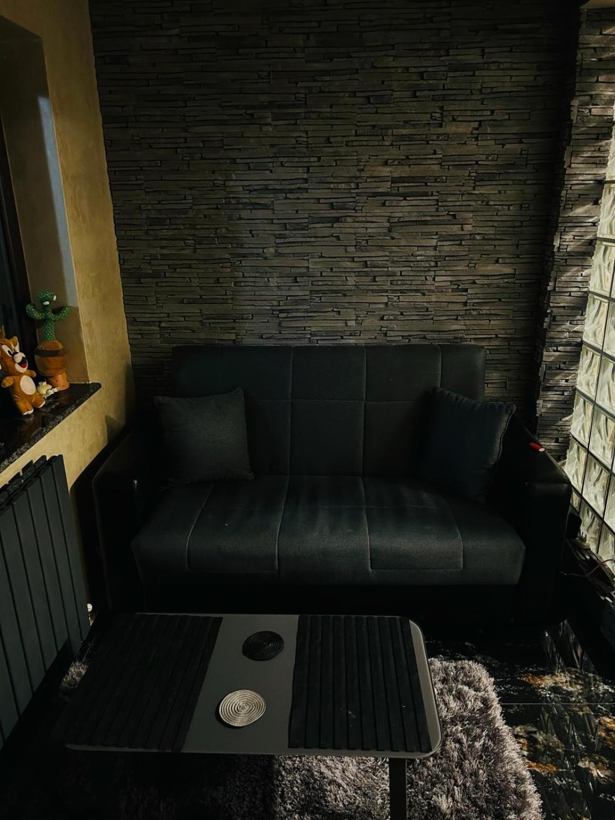 Lovely 1 Bedroom Flat In A 2 Ground Floor House Крайова Экстерьер фото