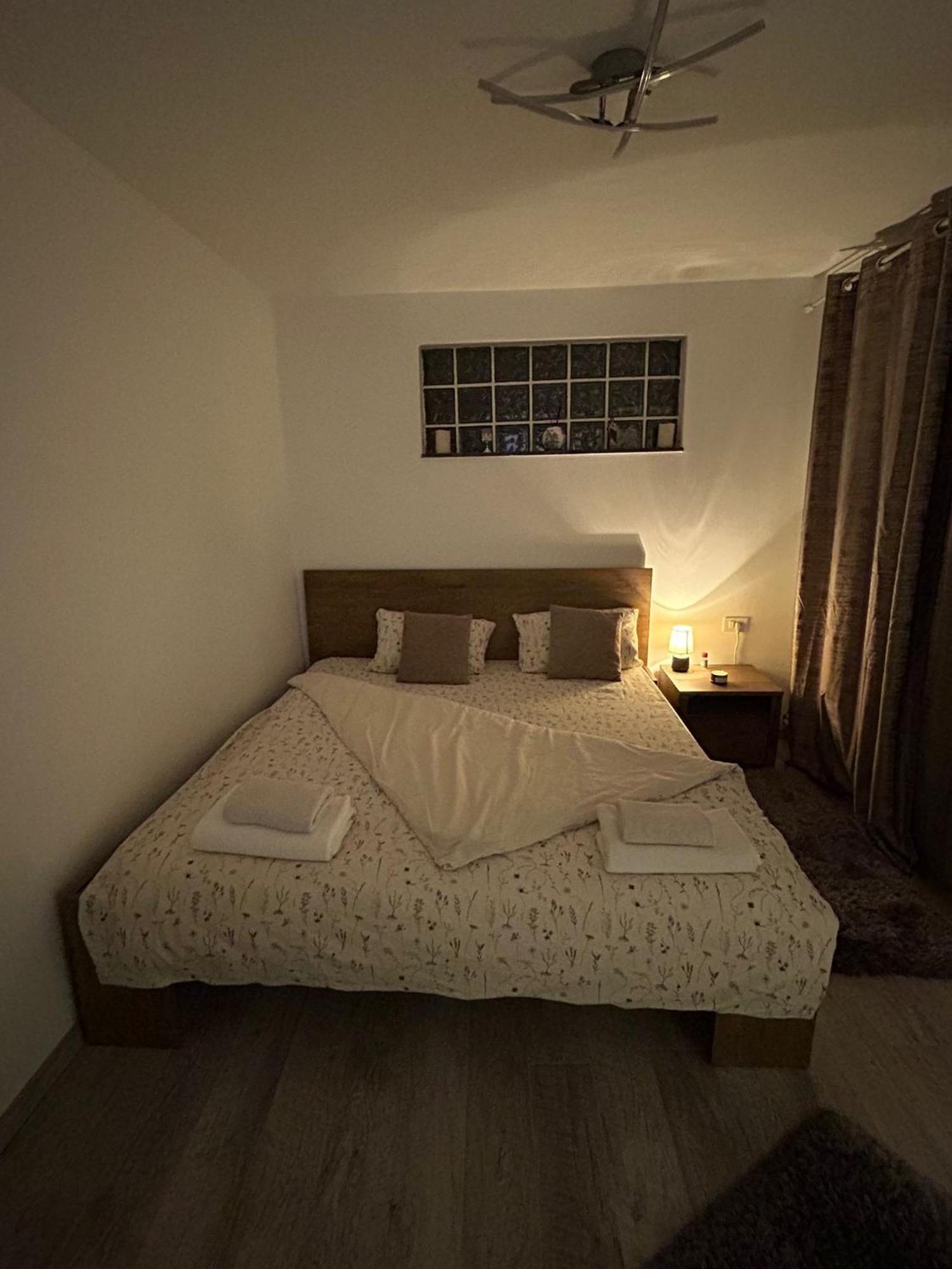 Lovely 1 Bedroom Flat In A 2 Ground Floor House Крайова Экстерьер фото